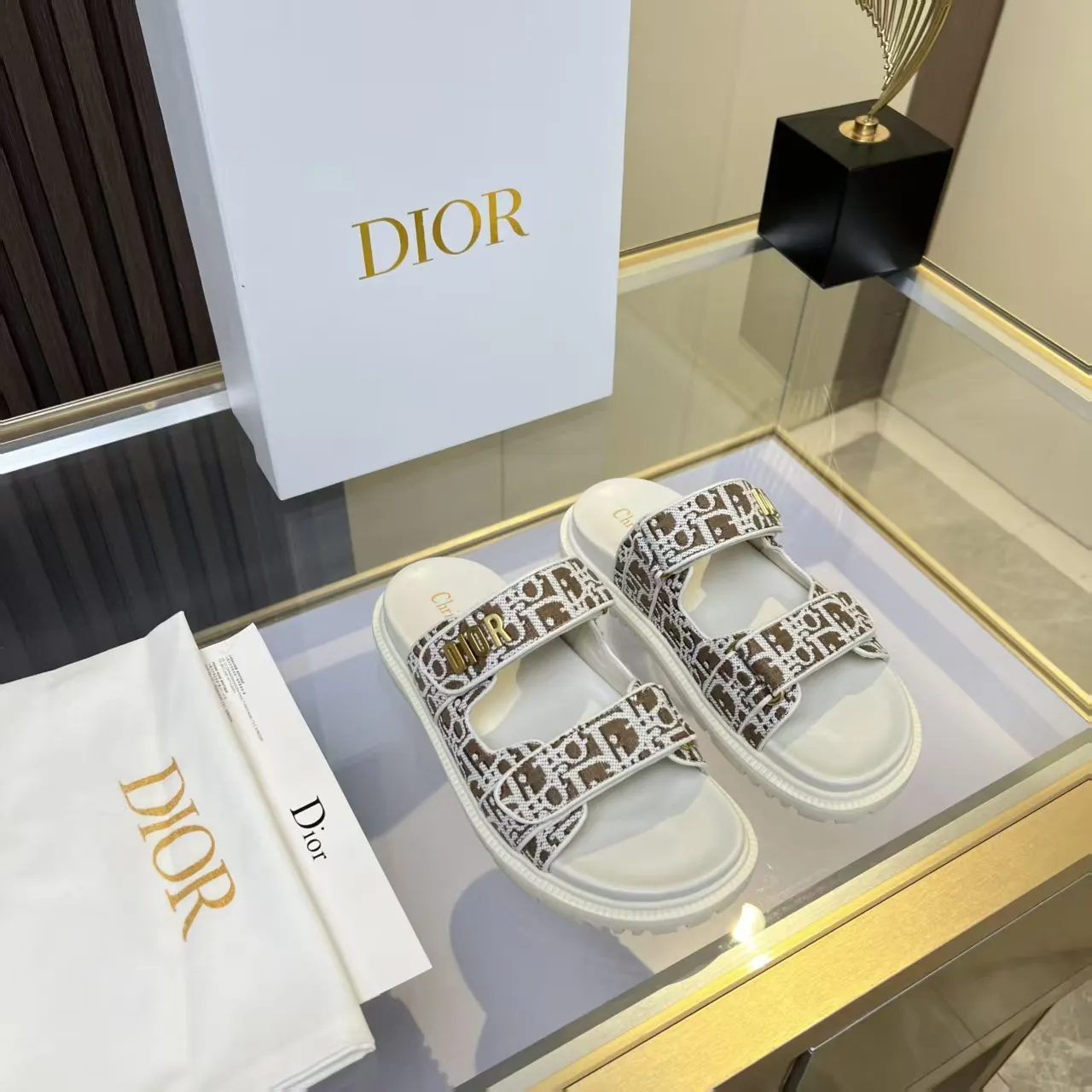 👟👟Ex-factory price 480👟👟 Dior classic popular sandals Step into the fashion territory of Dior slippers and encounter the ultimate fusion of elegance and comfort. The upper is engraved with the Christian Dior Paris logo using exquisite embroidery technology. The delicate stitching tells the brand's profound heritage and is fully recognizable.   Made of high-quality materials, it feels soft and fits your feet, as if it is a gentle care tailor-made for your feet. The sole is carefully designed and engraved with Christian Dior's lucky star symbol. It is not only a beautiful embellishment, but also provides reliable grip, making every step steady and secure.   It has a simple design and is easy to put on and take off. Whether it is a lazy weekend or a pleasant vacation, it can be easily adapted. Whether paired with casual shorts, casual jeans, or an elegant dress, Dior slippers can instantly enhance the overall style and show a casual fashion attitude.   Dior slippers, in the name of fashion, inject luxurious charm into your life and accompany you with every step you take with confidence and elegance. Material: Fine genuine cowhide upper, outsole, TPR, non-slip and wear-resistant, code number: 35-41 (42 customized)
